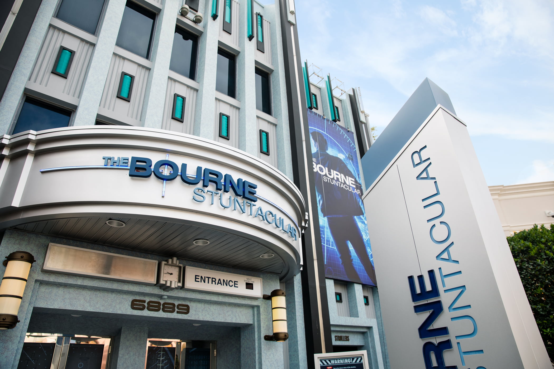 Acercamiento fachada edificio The Bourne Stuntacular en Universal Studios Florida